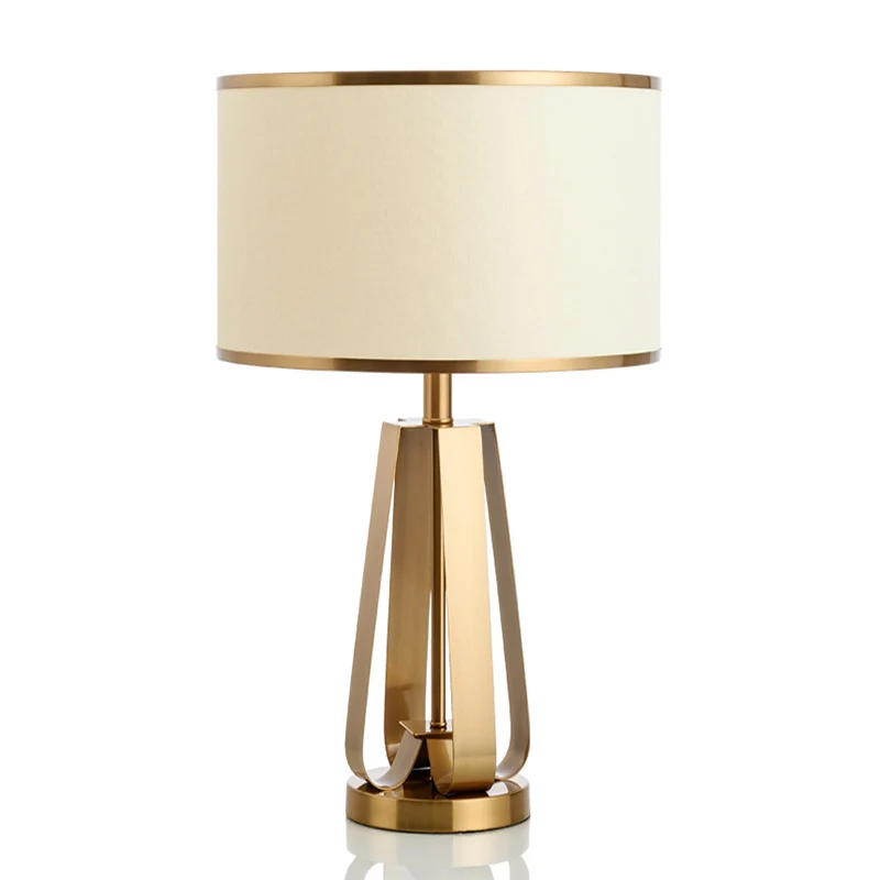 Elegante moderne Tischlampe mit skulpturaler goldener Basis