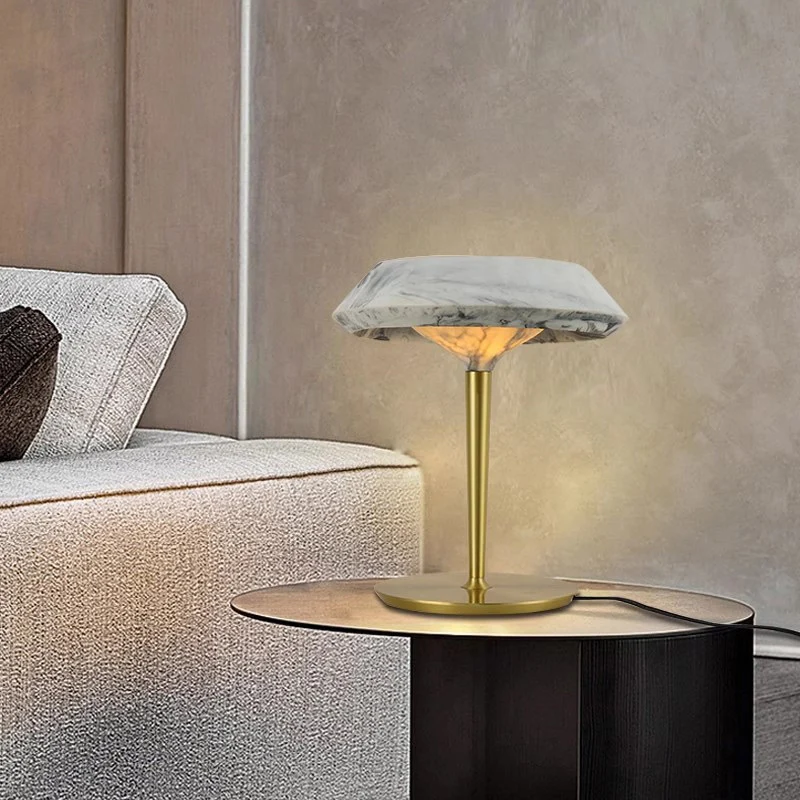 Elegante Moderne Tischlampe mit Marmorbasis und goldener Akzent
