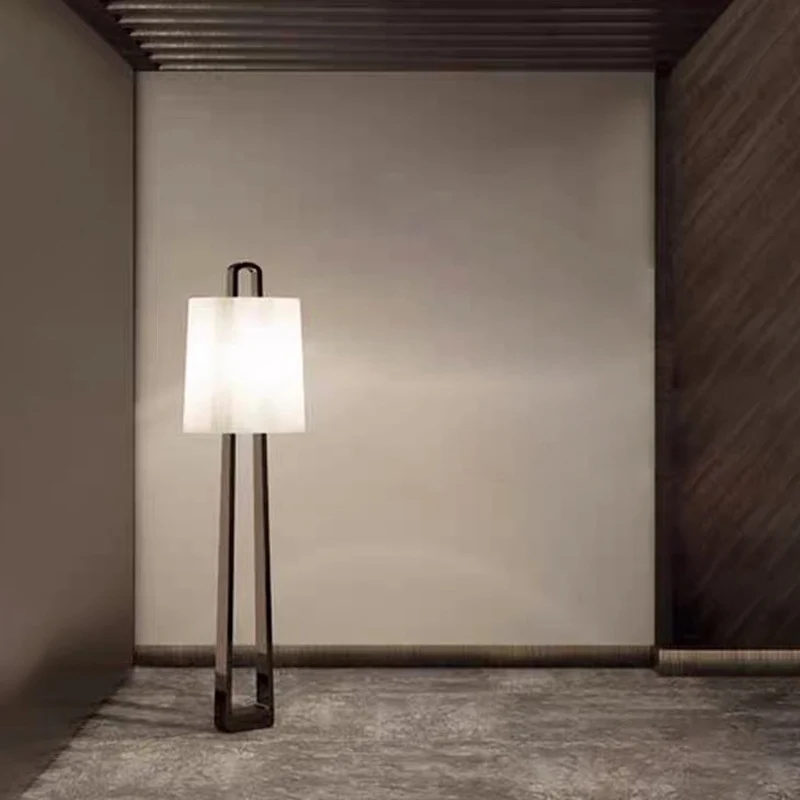 Elegante moderne Stehlampe mit einzigartiger Struktur