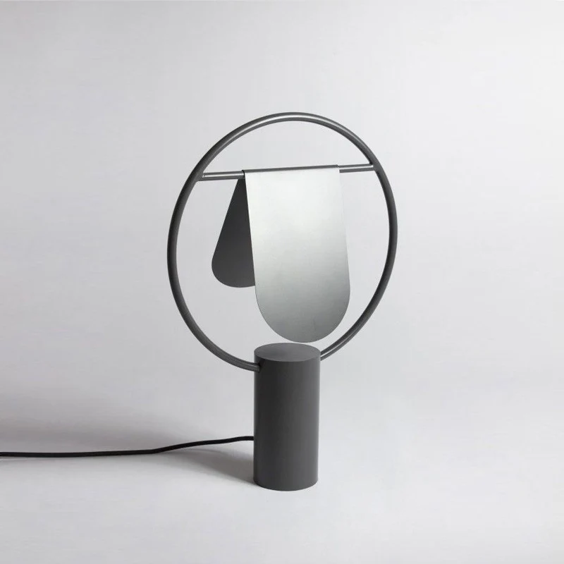 Künstlerische Tischlampe mit einzigartiger Silhouette