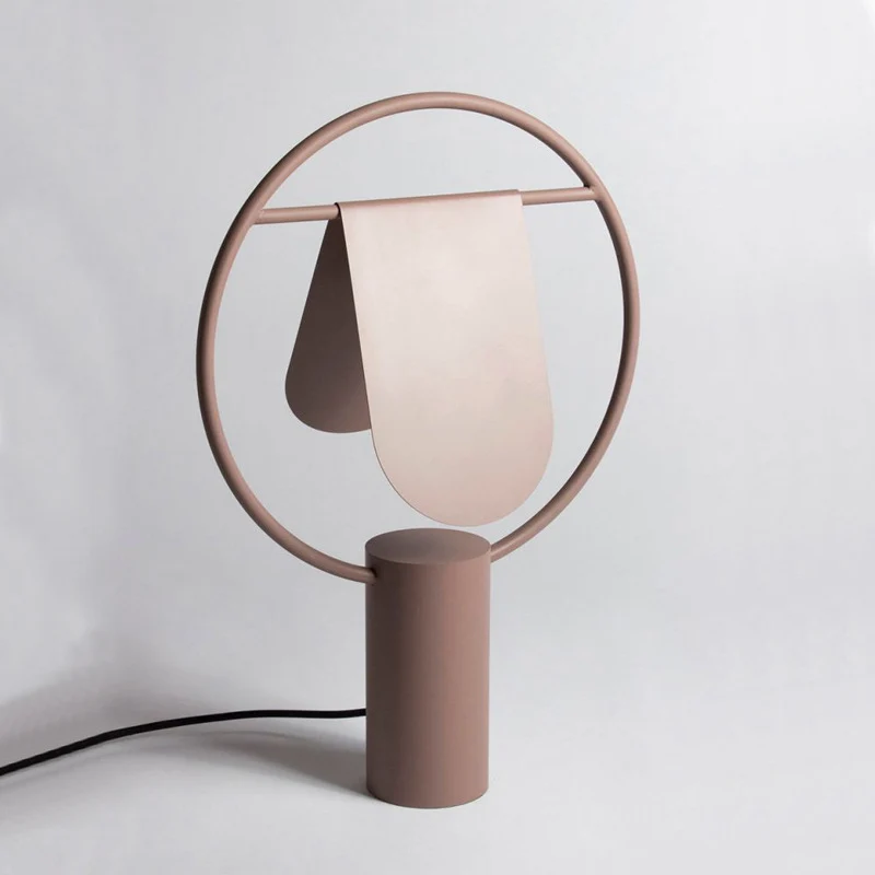 Künstlerische Tischlampe mit einzigartiger Silhouette
