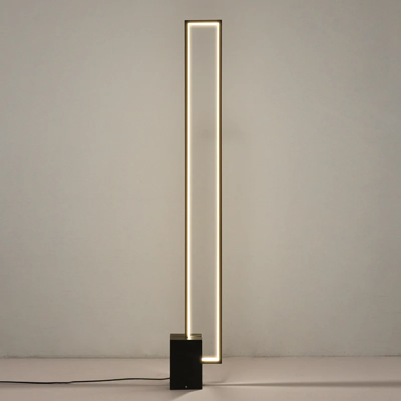 Minimalistische LED Stehlampe mit geometrischem Sockel