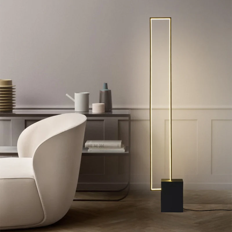 Minimalistische LED Stehlampe mit geometrischem Sockel