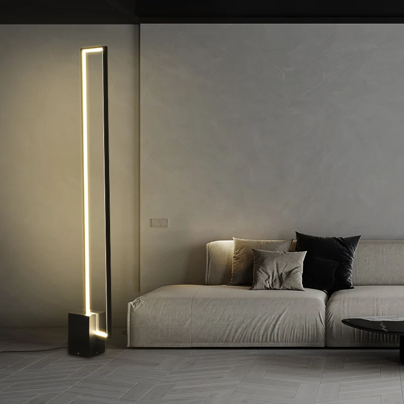 Minimalistische LED Stehlampe mit geometrischem Sockel