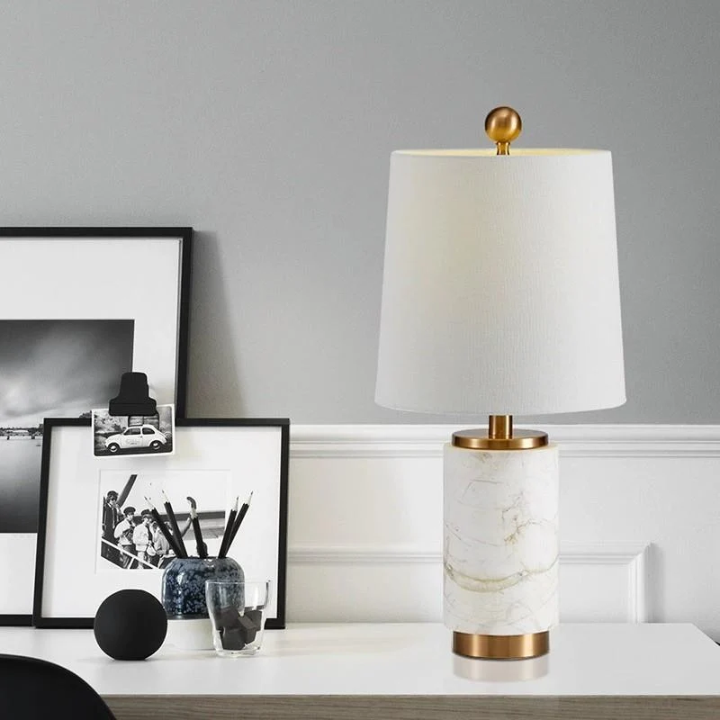 Marmortischlampe mit goldenen Akzenten