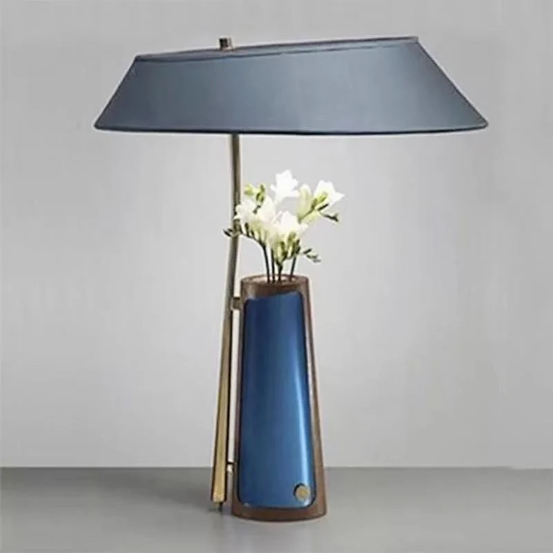 Dekorative Akzent-Tischlampe mit floralem Arrangement