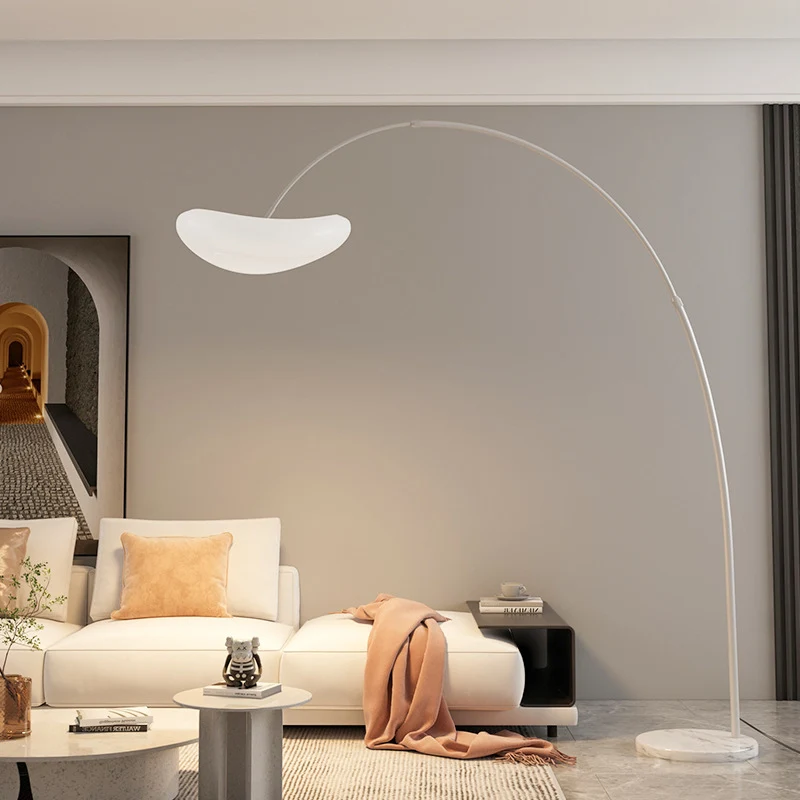 Kurvierte Stehlampe mit integriertem Schirm