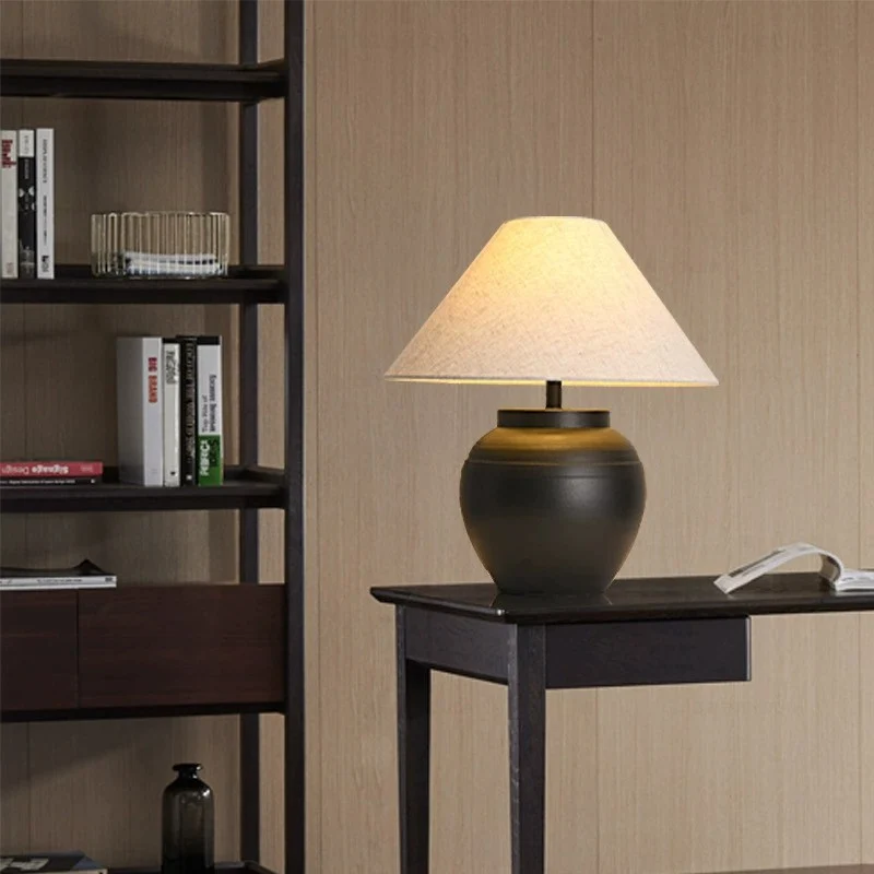 Künstlerische Tischlampe mit strukturiertem Sockel