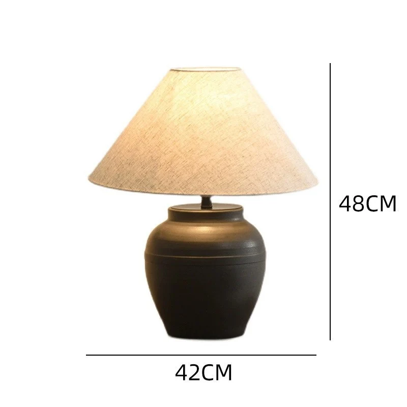 Künstlerische Tischlampe mit strukturiertem Sockel