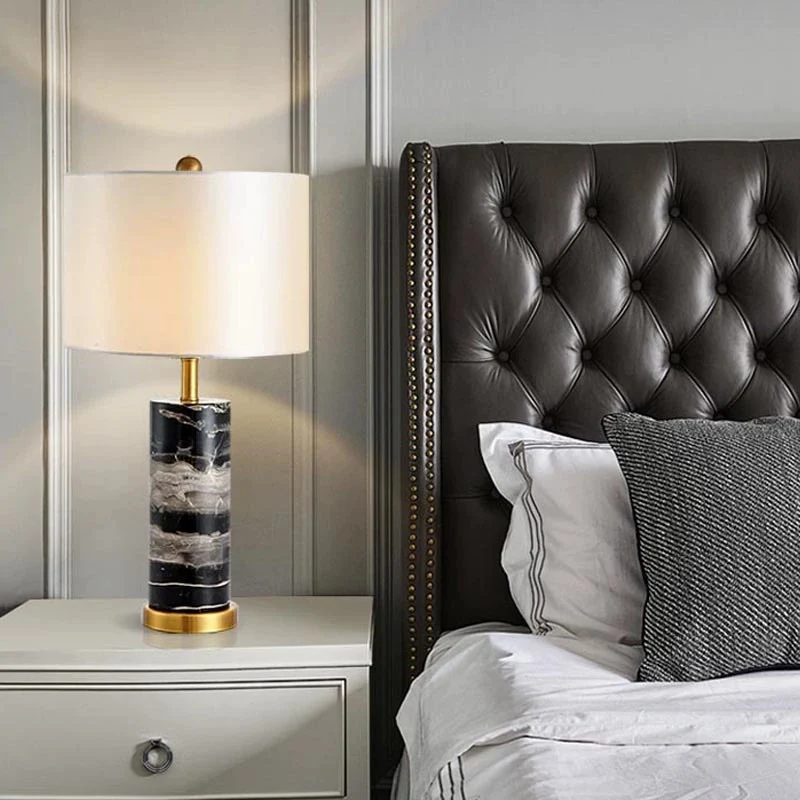 Marmor-Basen-Tischlampe mit elegantem Stoffschirm