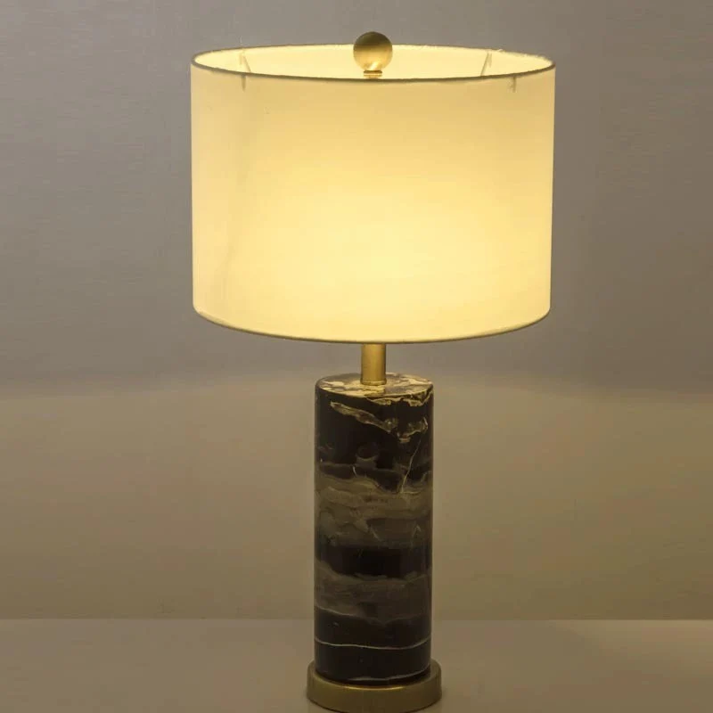 Marmor-Basen-Tischlampe mit elegantem Stoffschirm
