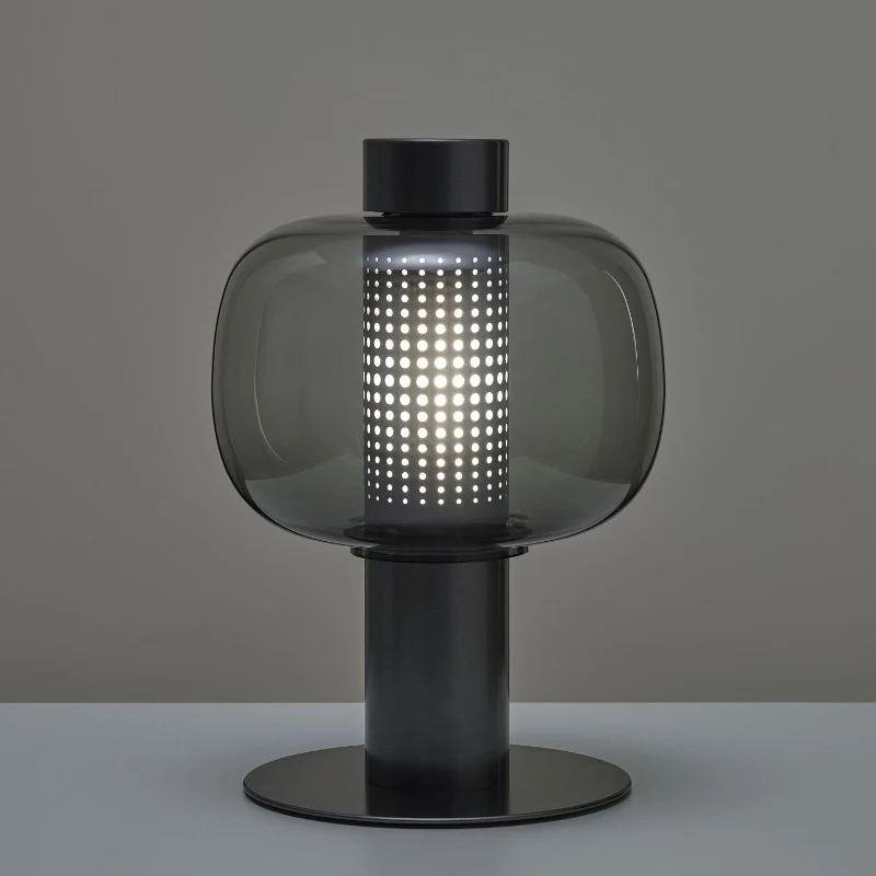 Künstlerische Tischlampe mit elegantem Glasschirm