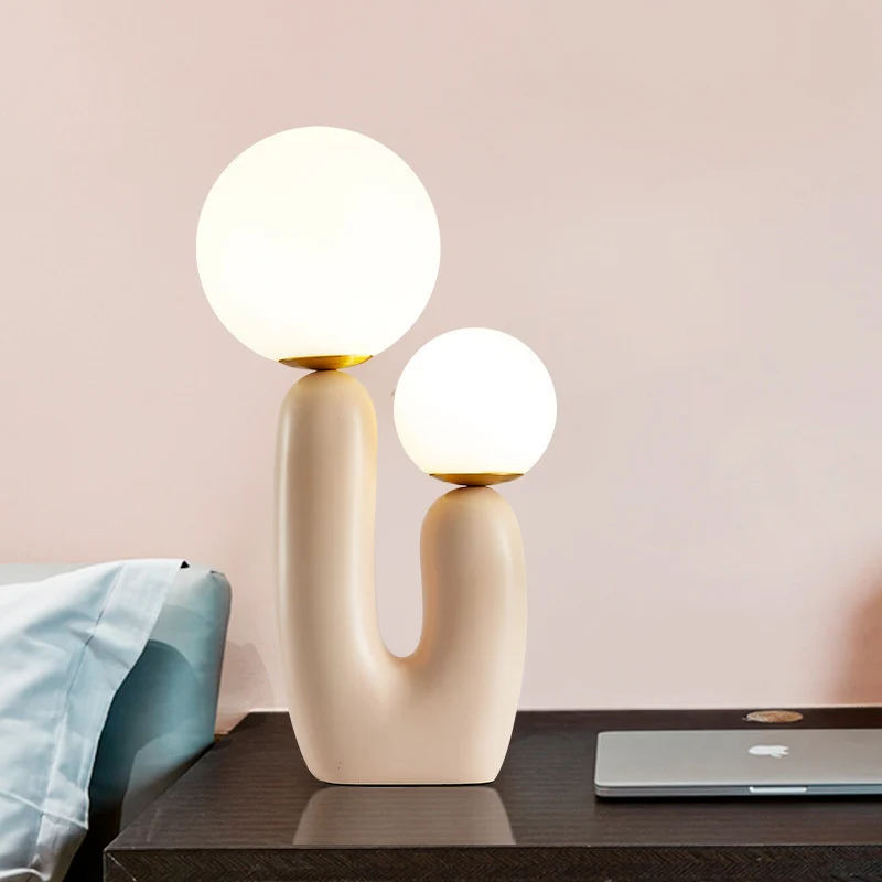 Künstlerische Tischlampe mit dualem Globusdesign