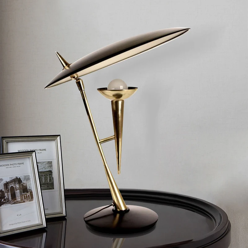 Künstlerische Erklärung Tischlampe
