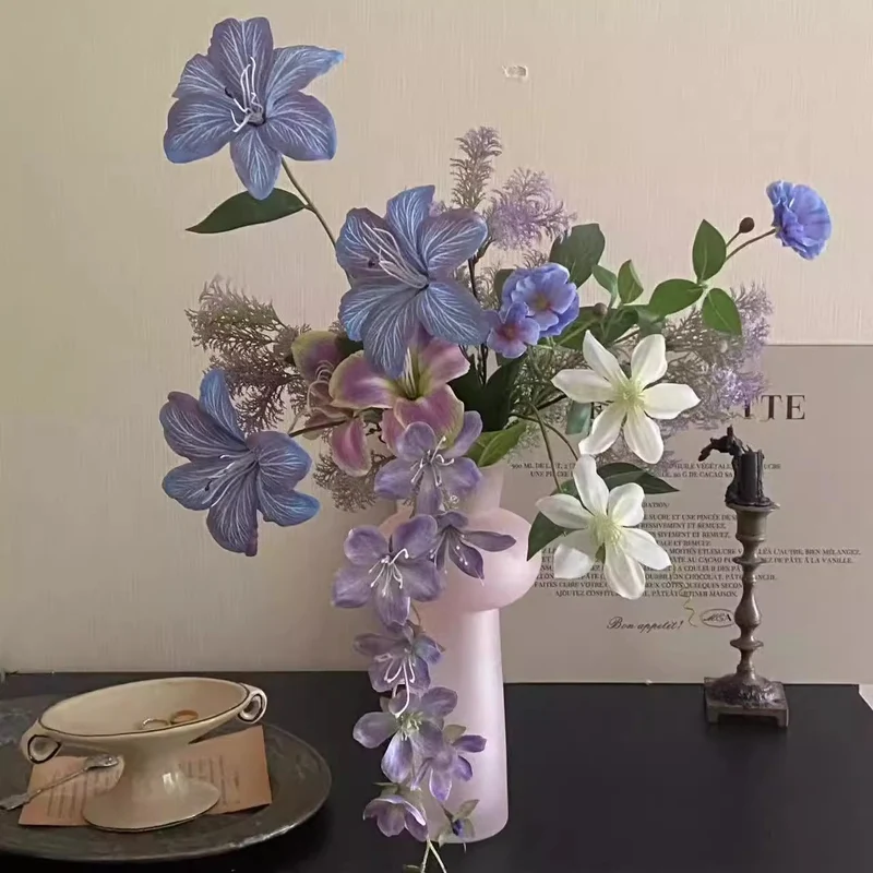 Lebensechte florale Tischdekoration Arrangement