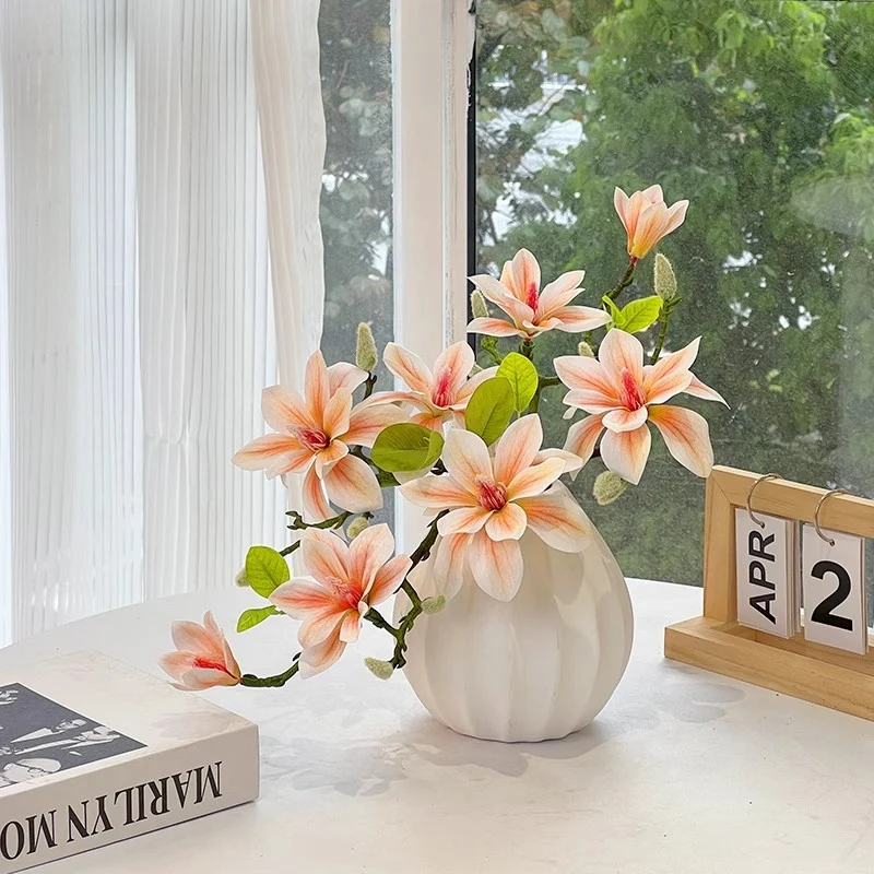 Lebensechte Blumenarrangement in elegantem Vase