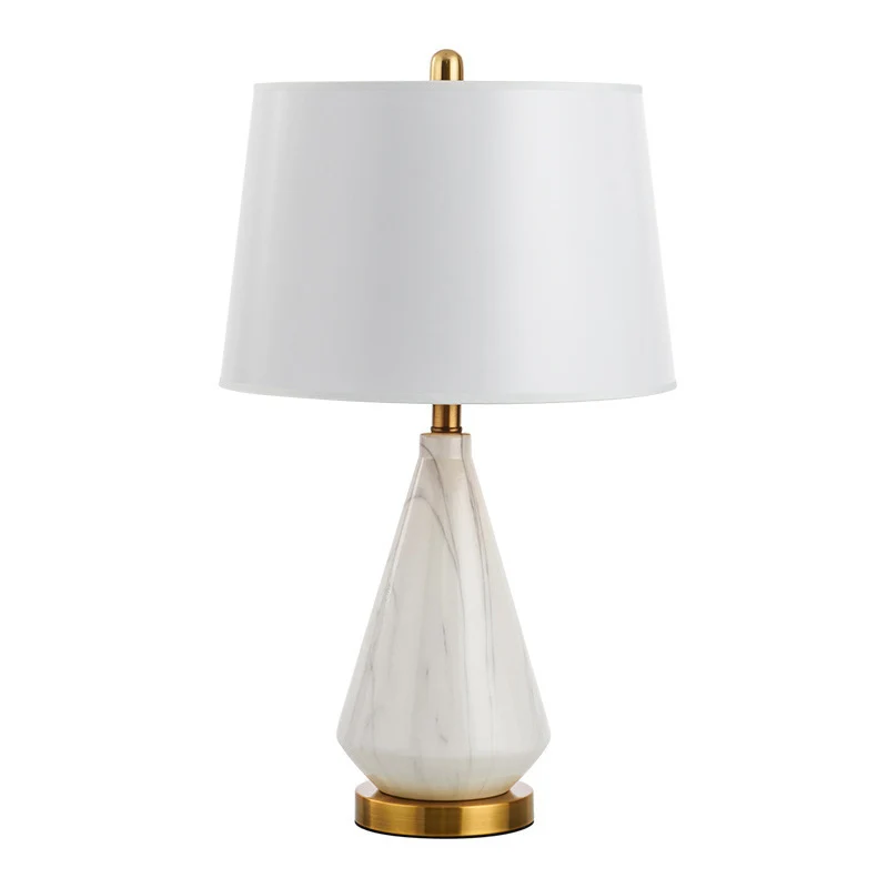 Elegante Tischlampe mit Marmorfuß und goldenen Akzenten