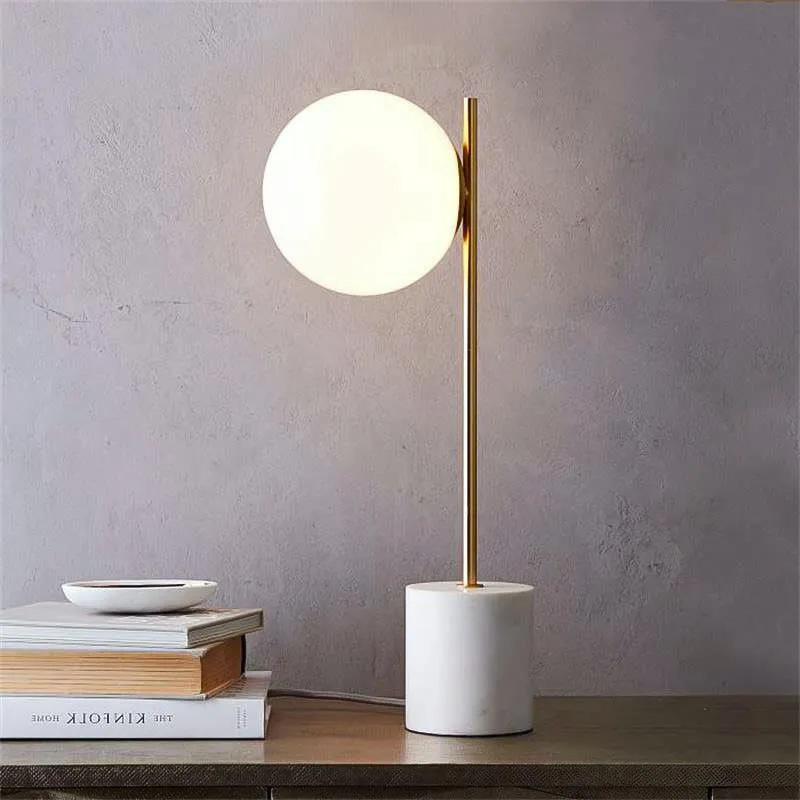 Elegante Tischlampe mit Marmorbasis