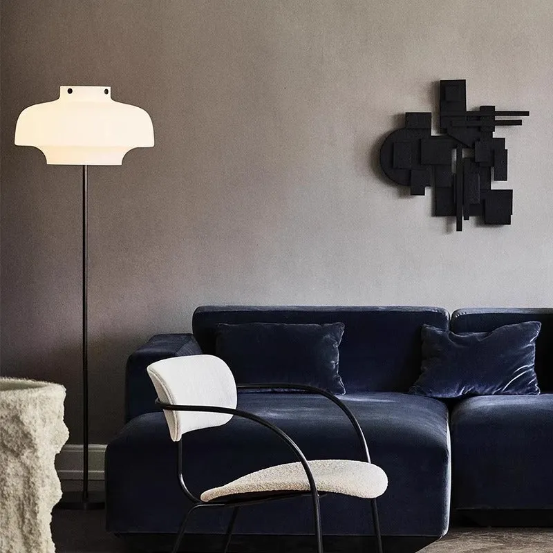 Zeitgenössische Tischlampe mit elegantem Opalglas-Schirm und Vintage-Messingbasis