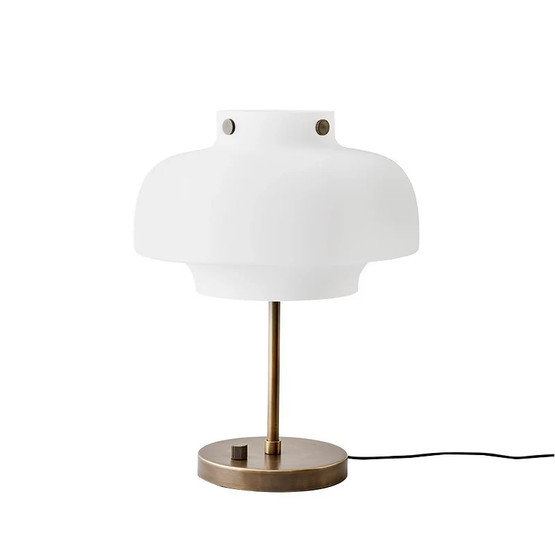 Zeitgenössische Tischlampe mit elegantem Opalglas-Schirm und Vintage-Messingbasis