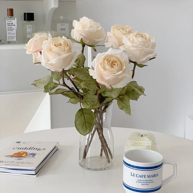 Lebensechtes dekoratives Rosenarrangement