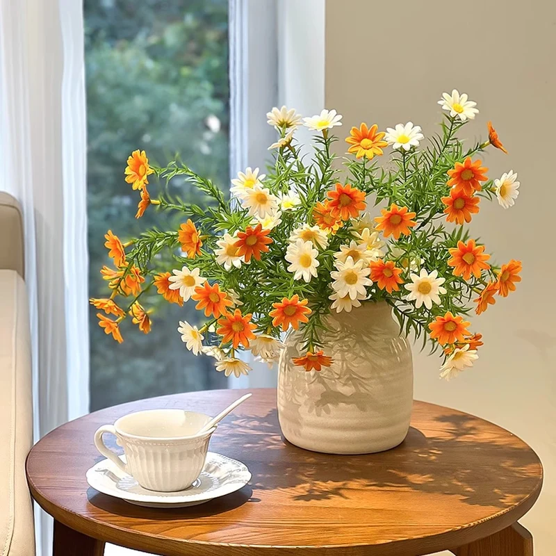 Lebensechte dekorative Blumenstrauß
