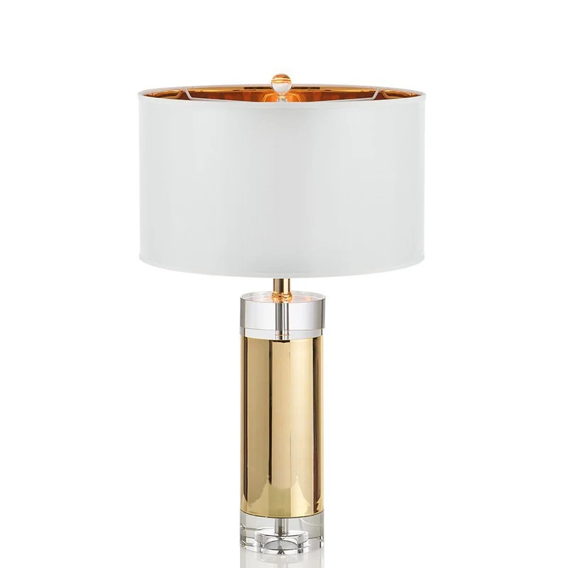 Elegante Glastischlampe mit modernen Akzenten