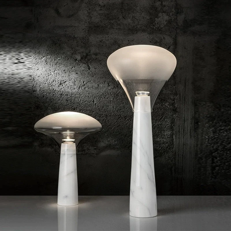 Zeitgenössische Marmor-Tischlampe mit elegantem Glasschirm