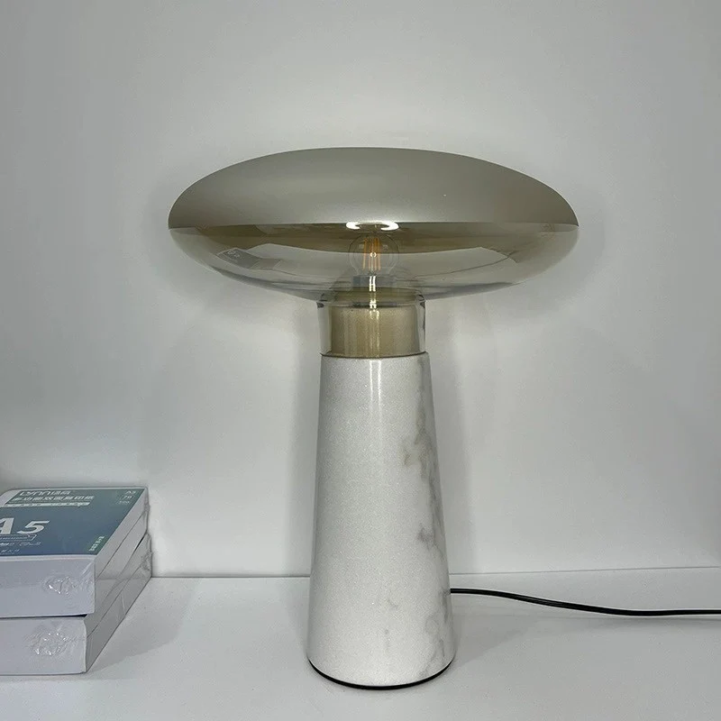 Zeitgenössische Marmor-Tischlampe mit elegantem Glasschirm