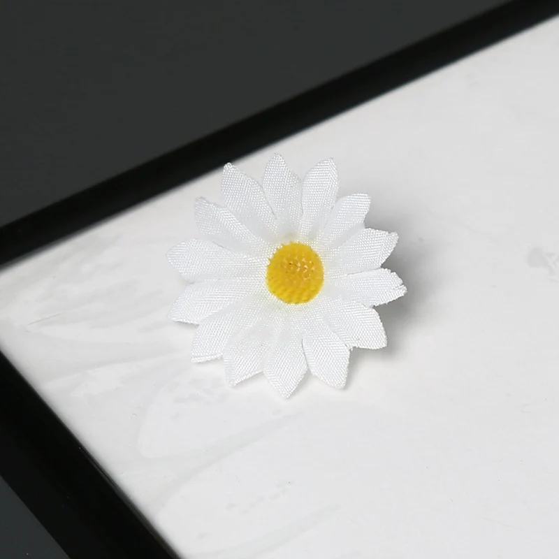 Elegante Stoff Margeritenblume Brosche für dekorativen Gebrauch