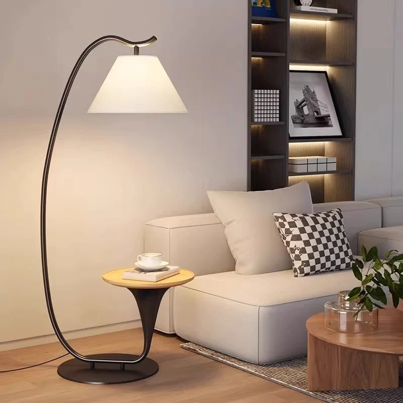 Zeitgenössische Stehlampe mit integriertem Beistelltisch