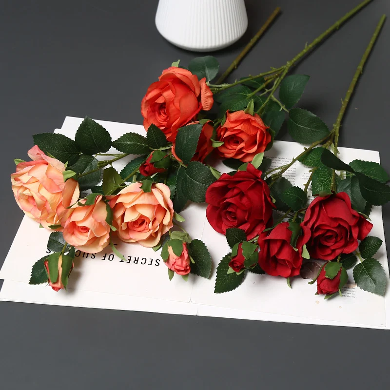 Weiches Seidenrosenarrangement