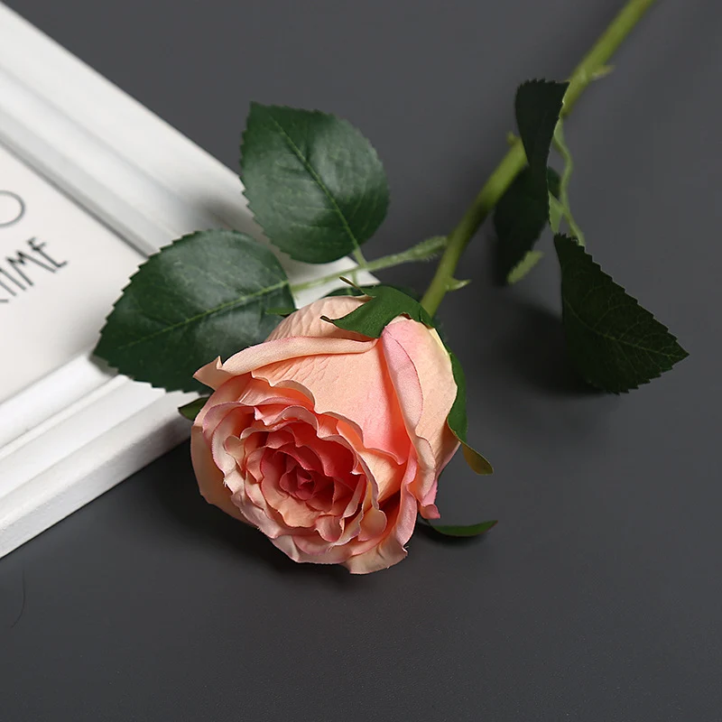 Realistische Seidenrose mit Grünanlagen