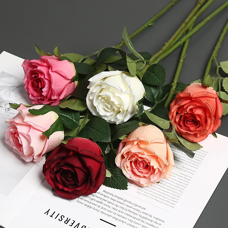 Realistische Seidenrose mit Grünanlagen