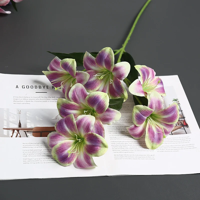 Realistische Seidenblumenstängelanordnung