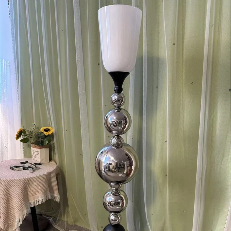 Künstlerische Stehlampe