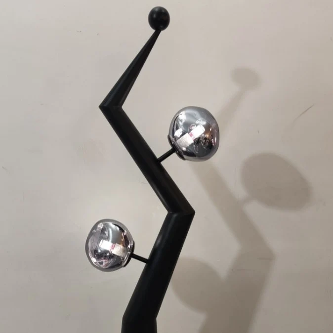 Künstlerische Stehlampe