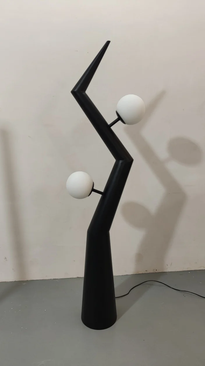 Künstlerische Stehlampe