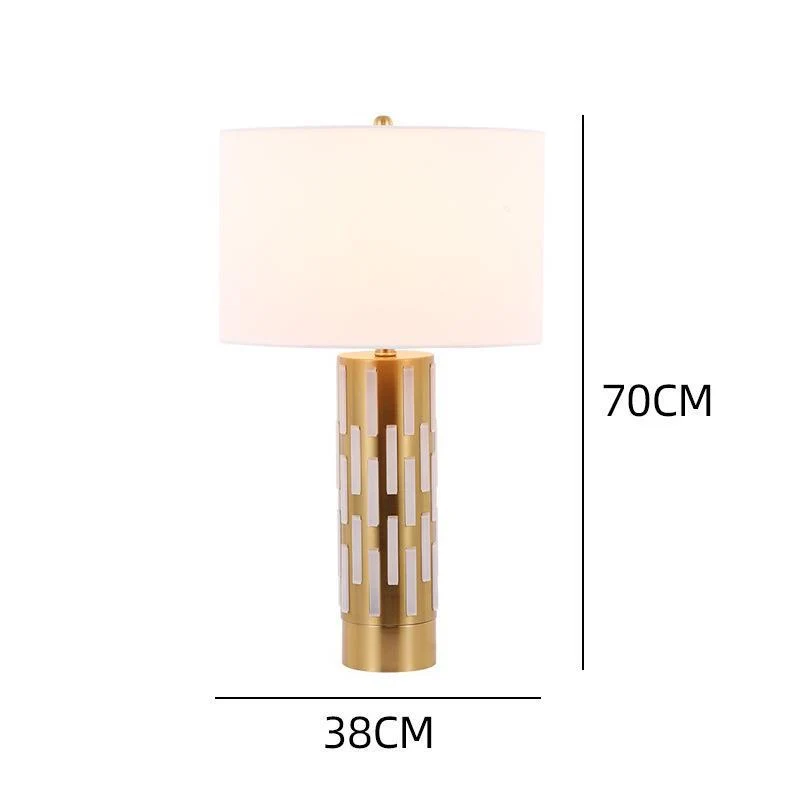 Elegante dekorative Tischlampe mit geometrischem Sockel