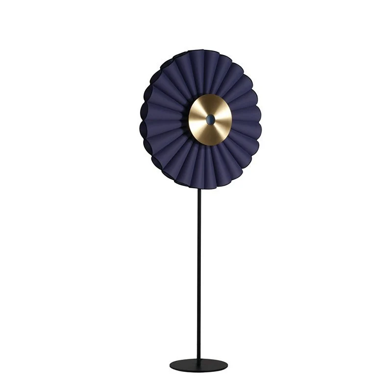 Elegante dekorative Stehlampe mit plissiertem Design