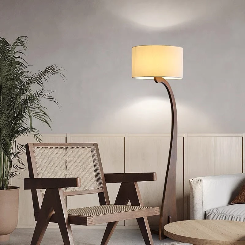 Elegante gebogene Stehlampe