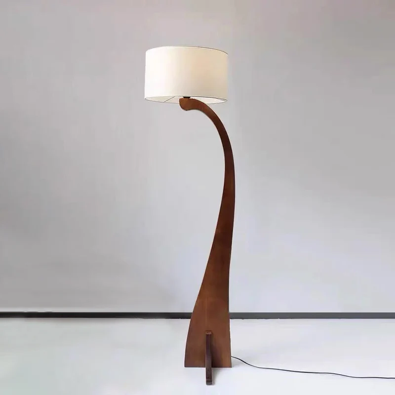 Elegante gebogene Stehlampe
