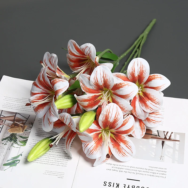 Realistischer lebensnaher Lilienblumenstrauß