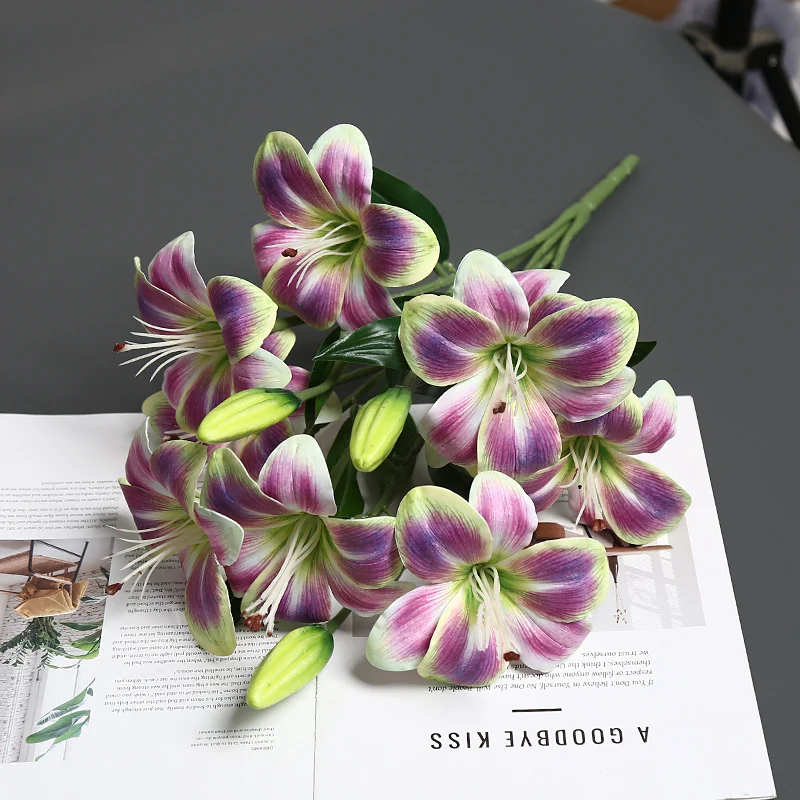 Realistischer lebensnaher Lilienblumenstrauß