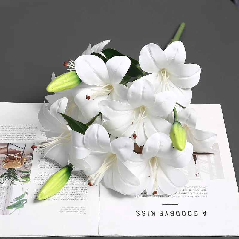 Realistischer lebensnaher Lilienblumenstrauß