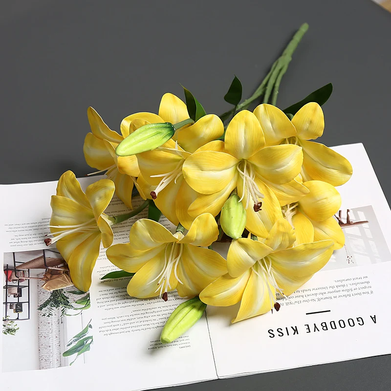 Realistischer lebensnaher Lilienblumenstrauß