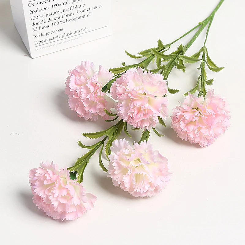 Realistischer Floralnelkenstrauß