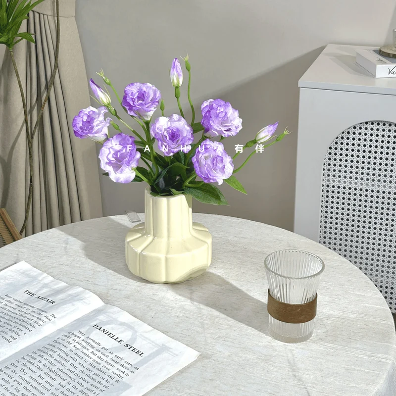 Elegante dekorative Blumenarrangement für die Innendekoration