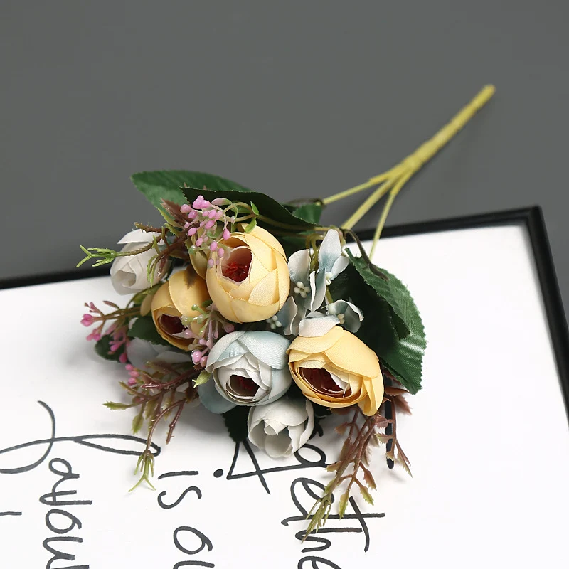 Realistischer Künstlicher Rosenstrauß
