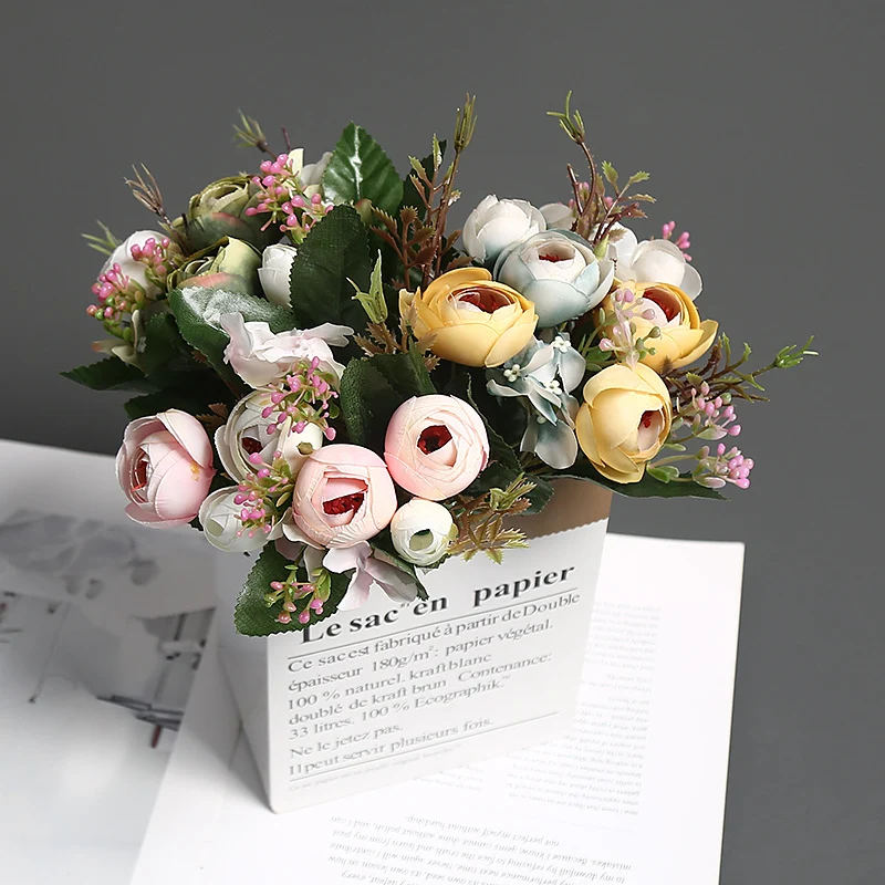 Realistischer Künstlicher Rosenstrauß